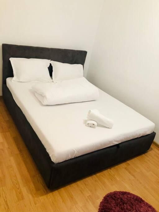 Apartment Apt Near Spitalul Judetean, Need Lr14 *